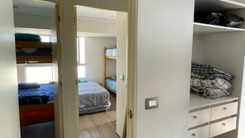 3 habitaciones, tabla de planchar con plancha, wifi y ropa de cama