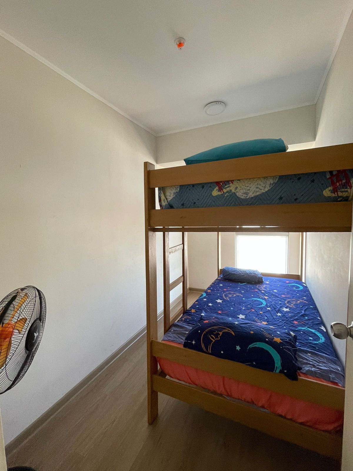 3 habitaciones, tabla de planchar con plancha, wifi y ropa de cama 