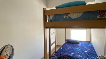 3 habitaciones, tabla de planchar con plancha, wifi y ropa de cama
