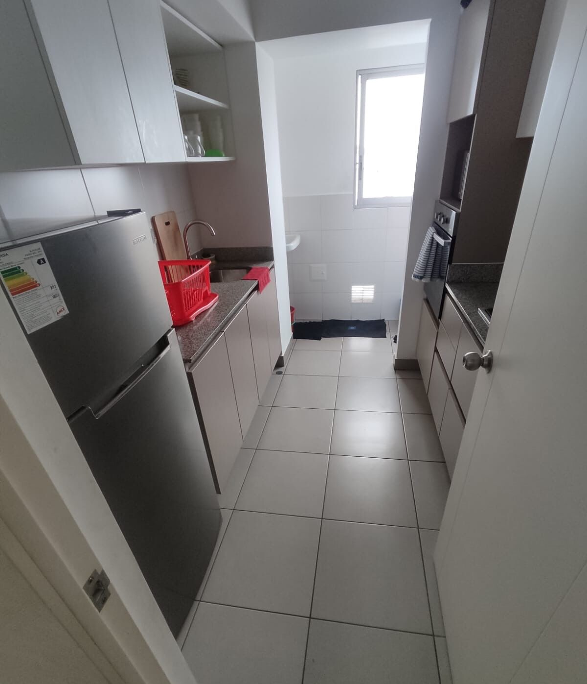 Refrigerador, microondas, horno y cafetera y tetera 