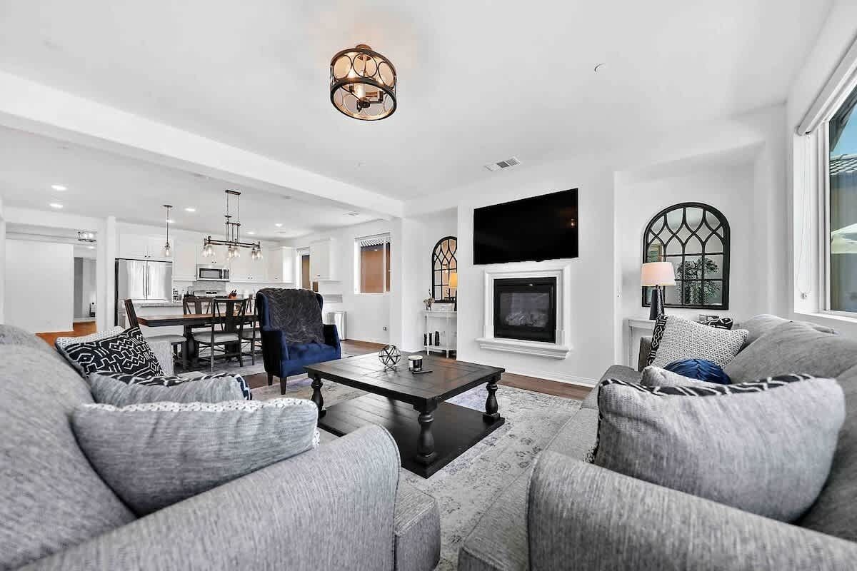 TV, peis og kontorer