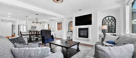 Fernseher, Kamin, Arbeitsbereiche