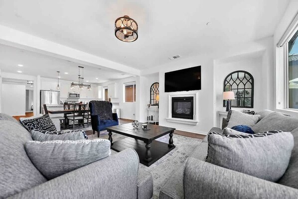 Télévision, cheminée, espaces bureaux