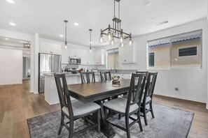 Dining - The Jeffrey: Golf. Pool. Its your world! (Indio)