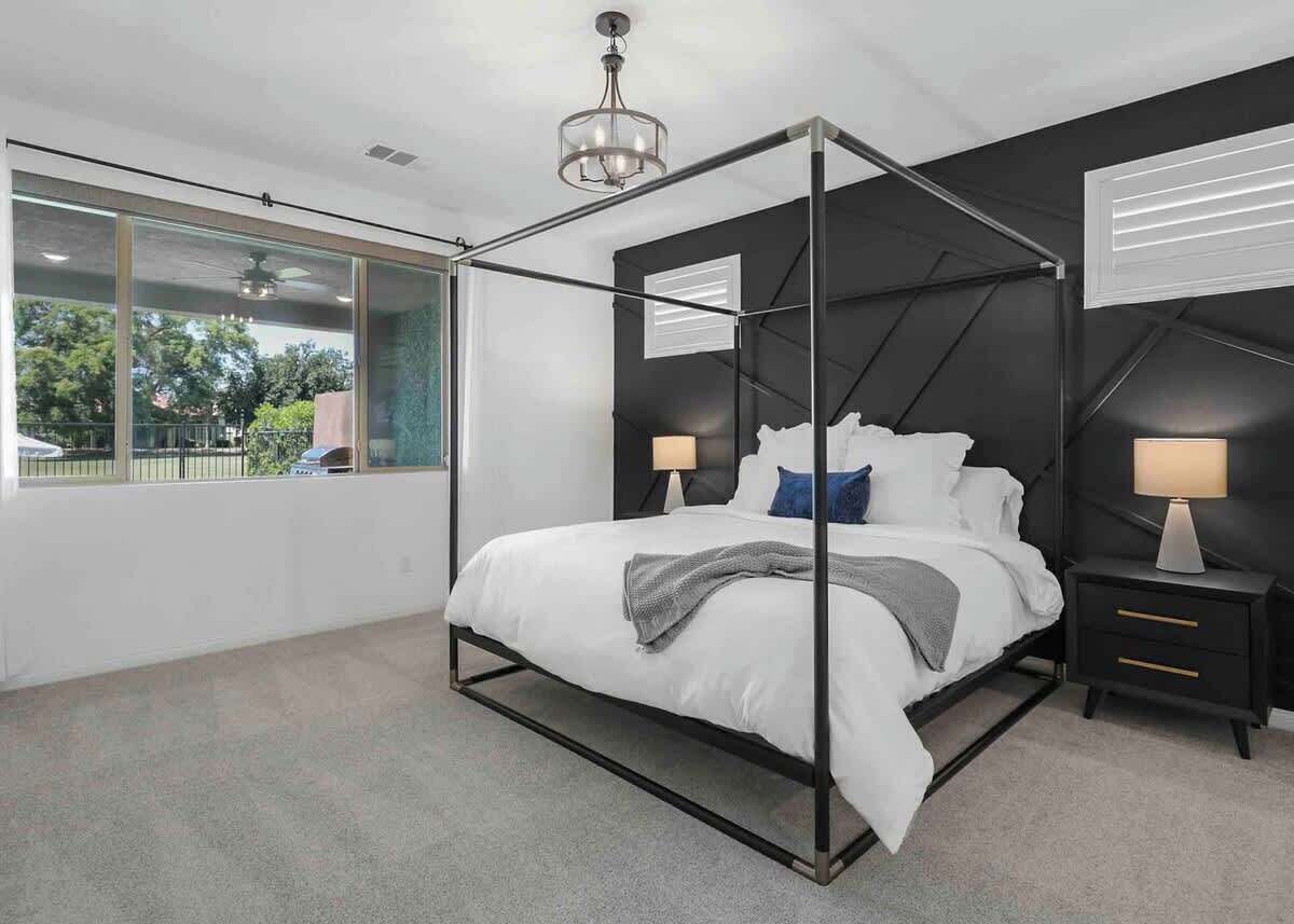 3 soverom, skrivebord, strykejern/-brett og reiseseng for barn