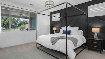 3 habitaciones, escritorio y tabla de planchar con plancha