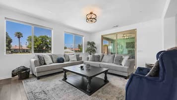 Televisión, chimenea y oficina