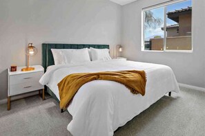 3 bedrooms, desk, iron/ironing board, travel crib - The Jeffrey: Golf. Pool. Its your world! (Indio)