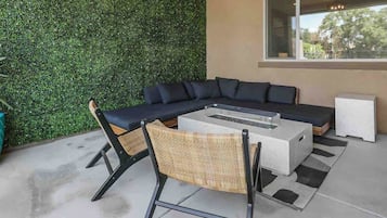 Télévision, cheminée, espaces bureaux