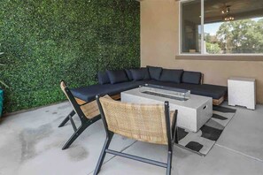 Télévision, cheminée, espaces bureaux