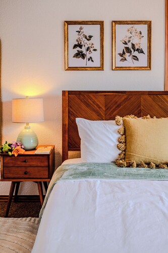 Luxury Retreat w/ Hot Tub, Home Theater & more. Kid & Pet Friendly!