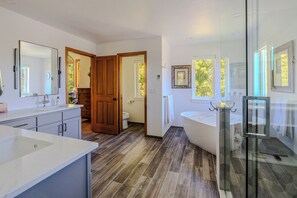 Milieuvriendelijke toiletartikelen, een haardroger, handdoeken, zeep