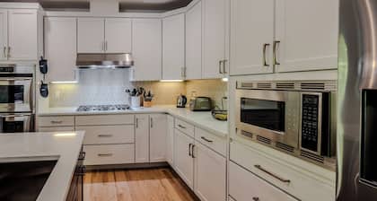 Luxury Retreat w/ Hot Tub, Home Theater & more. Kid & Pet Friendly!