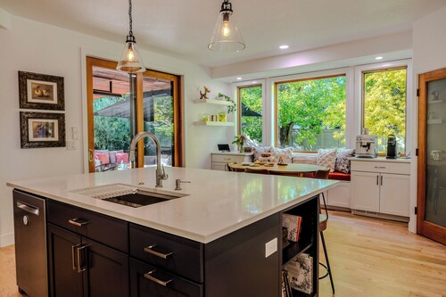 Luxury Retreat w/ Hot Tub, Home Theater & more. Kid & Pet Friendly!