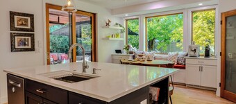 Luxury Retreat w/ Hot Tub, Home Theater & more. Kid & Pet Friendly!