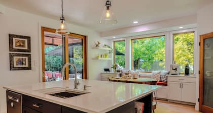 Luxury Retreat w/ Hot Tub, Home Theater & more. Kid & Pet Friendly!