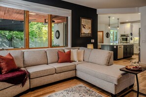 Smart-TV, Kamin, DVD-Player, Bücher