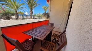 Outdoor dining - Superb 2-bedroom apartment with WiFi in Los Cristianos (Los Cristianos)