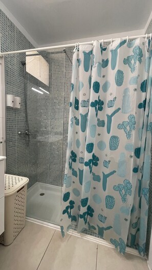 Douche, sĂšche-cheveux, serviettes fournies, savon