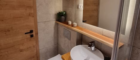 Douche, séchoir à cheveux, serviettes fournies, savon