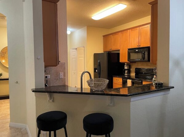 Fridge, microwave, oven, stovetop - Disney resort 3 Br 2.5Ba w/pool (Kissimmee)