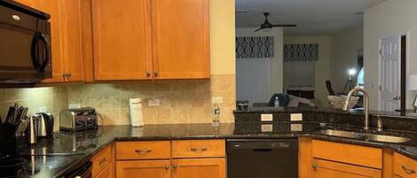 Kylskåp, mikrovågsugn, ugn och spishäll