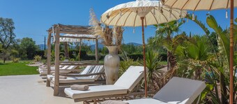 Holiday Home 'Domaine Montserrat' with Mountain View, Private Pool and Wi-Fi