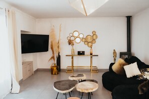 TV - Holiday Home 'Domaine Montserrat' with Mountain View, Private Pool and Wi-Fi (Le Luc)