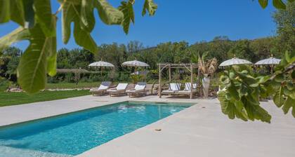 Holiday Home 'Domaine Montserrat' with Mountain View, Private Pool and Wi-Fi