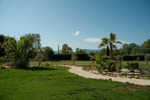 Property grounds - Holiday Home 'Domaine Montserrat' with Mountain View, Private Pool and Wi-Fi (Le Luc)
