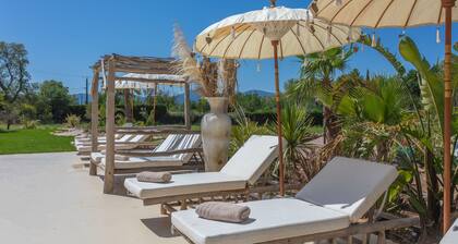 Holiday Home 'Domaine Montserrat' with Mountain View, Private Pool and Wi-Fi