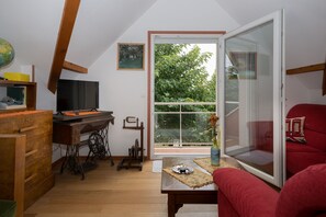 Fernseher, Kamin, DVD-Player, Stereoanlage