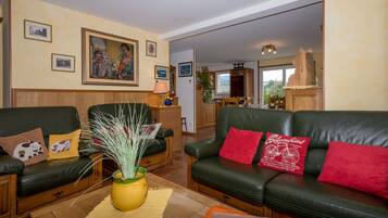 TV, caminetto, lettore DVD, impianto stereo