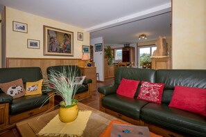 TV, fireplace, DVD player, stereo