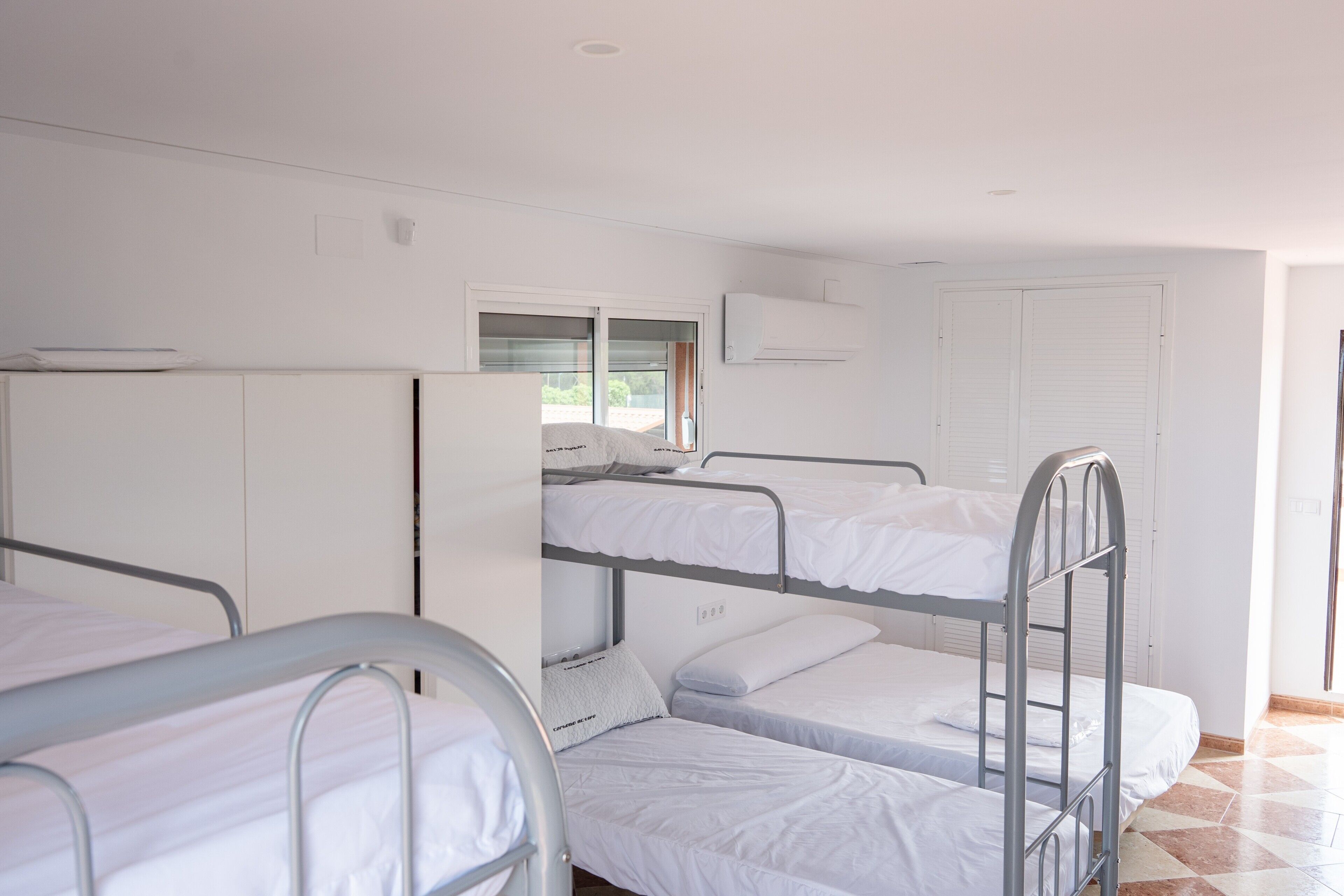 6 slaapkamers, een strijkplank/strijkijzer, gratis wifi, beddengoed