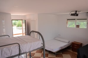 6 quartos, ferros/tábuas de passar roupa, Wi-Fi de cortesia