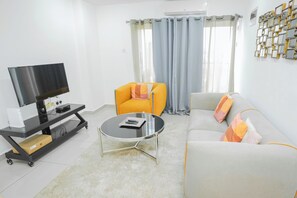 TV - Luxe Apt Near Airport & Mall w/ Rooftop Pool, Gym Studio and Free & Fast Wifi (Accra)