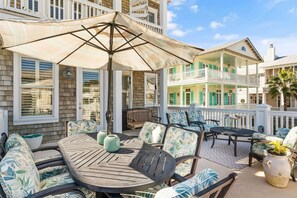 Outdoor dining - Day Dream Cottage -w/elevator and roof top deck (St Simons Island)