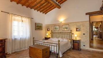 4 slaapkamers, een strijkplank/strijkijzer, gratis wifi, beddengoed