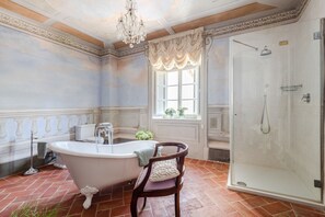 Een douche, een haardroger, handdoeken