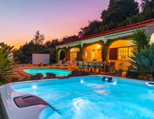 Villa with heatable pool and jacuzzi