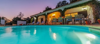 Modern Villa with Heatable Pool, Jacuzzi & BBQ