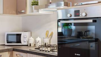 Frigorifero, microonde, forno, piano cottura