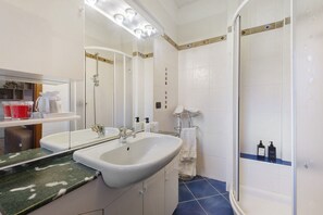 Dusche, Haartrockner, Handtücher