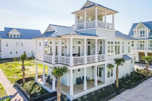 House (4 Bedrooms) | Exterior