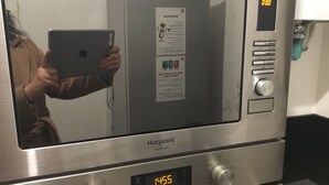 Un réfrigérateur Hotpoint doté d’un écran numérique indiquant l’heure : 14h55.