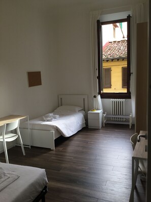 5 habitaciones, tabla de planchar con plancha y wifi gratis 