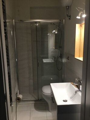Dusche, Haartrockner, Bidet, Handtücher