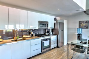 Fridge, microwave, oven, coffee/tea maker