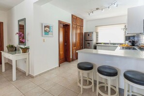 Refrigerador, microondas, horno y cafetera y tetera 